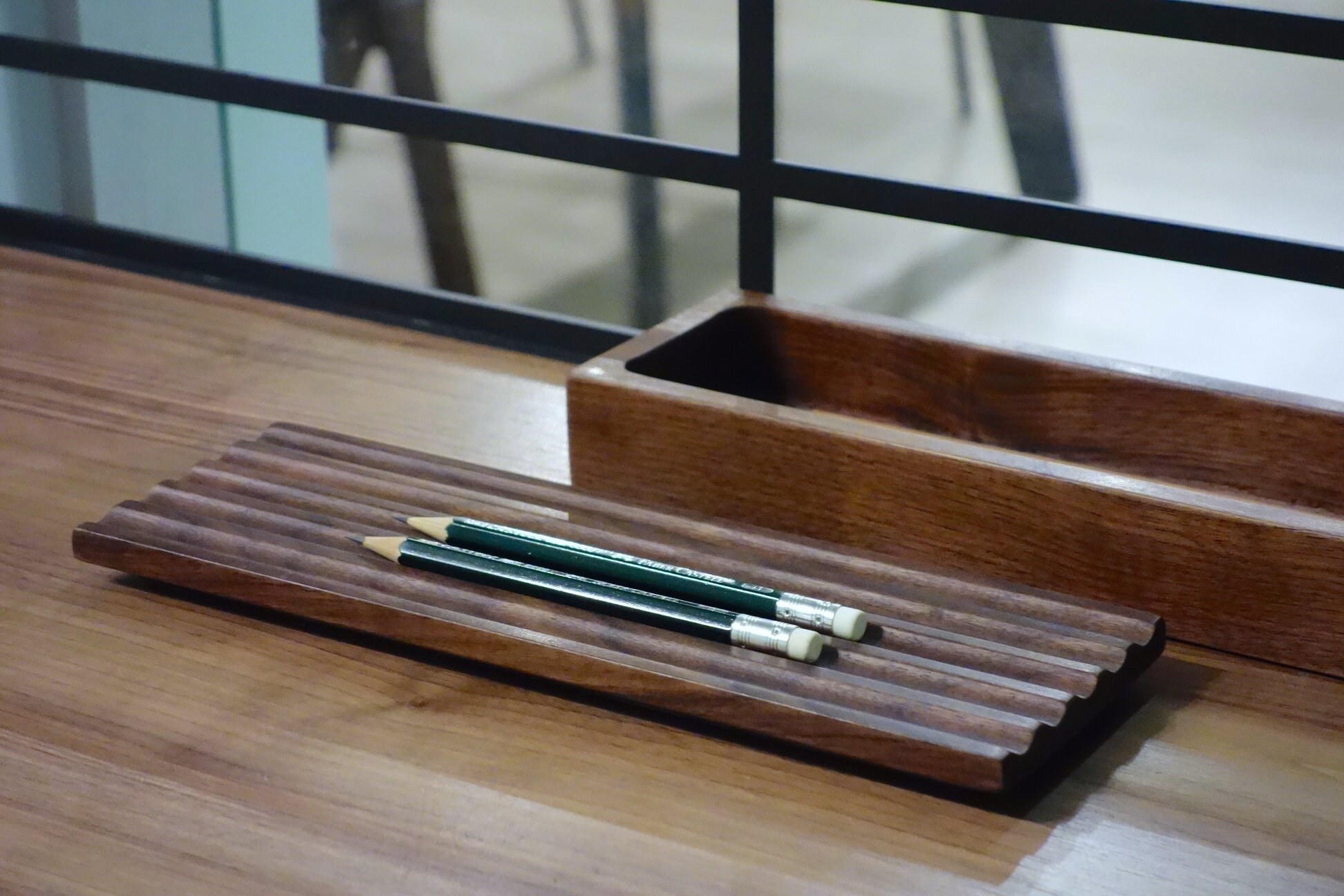 JTG-V004 Pen Desk - 01.JPG