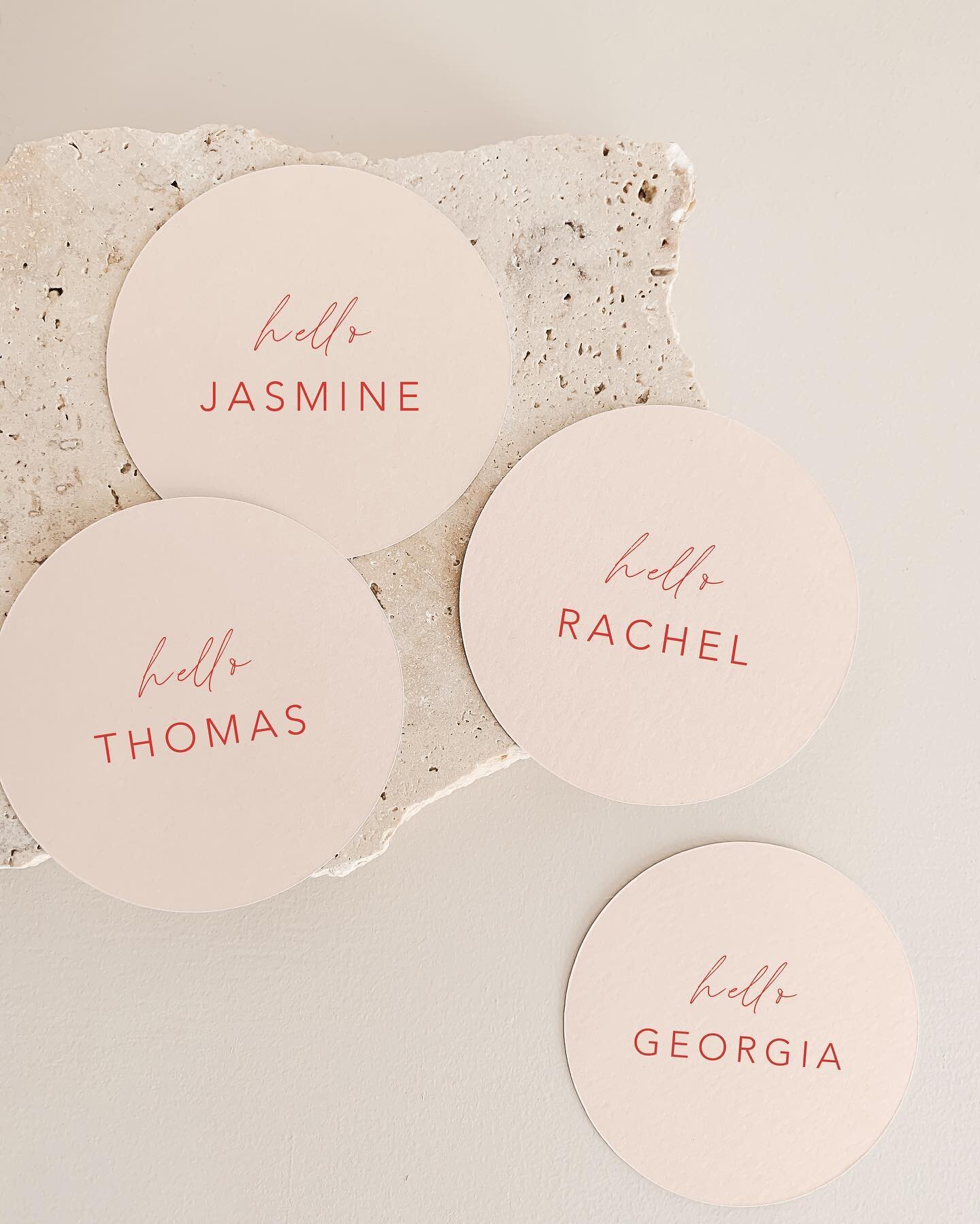Blush pink place cards with a pop of red 🌹