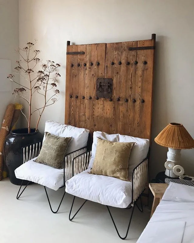 Old vs New .
.
.
Matte black is in this year. 
Which, for me, goes very well with my own monochrome vibes,  I am in love. Especially used in small details and paired with historic pieces. 
These lovely wire framed chairs with rope details on the side