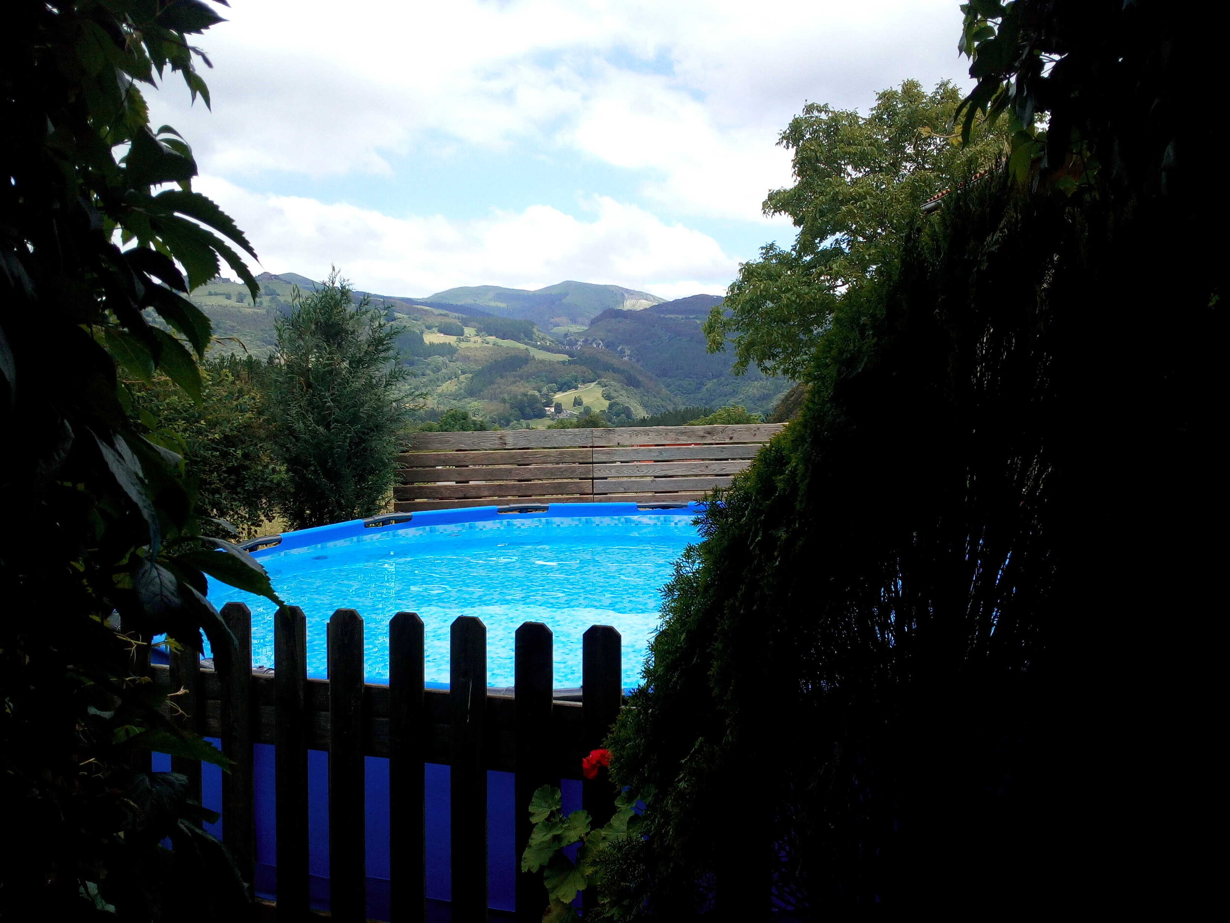 piscina-encartaciones-parque-amaloka-familia-casa-rural-bizkaia.jpg