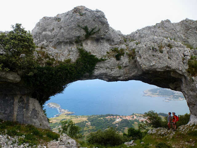 amaloka-playa-familia-santander-islares-ojo-del-diablo-cantabria.jpg