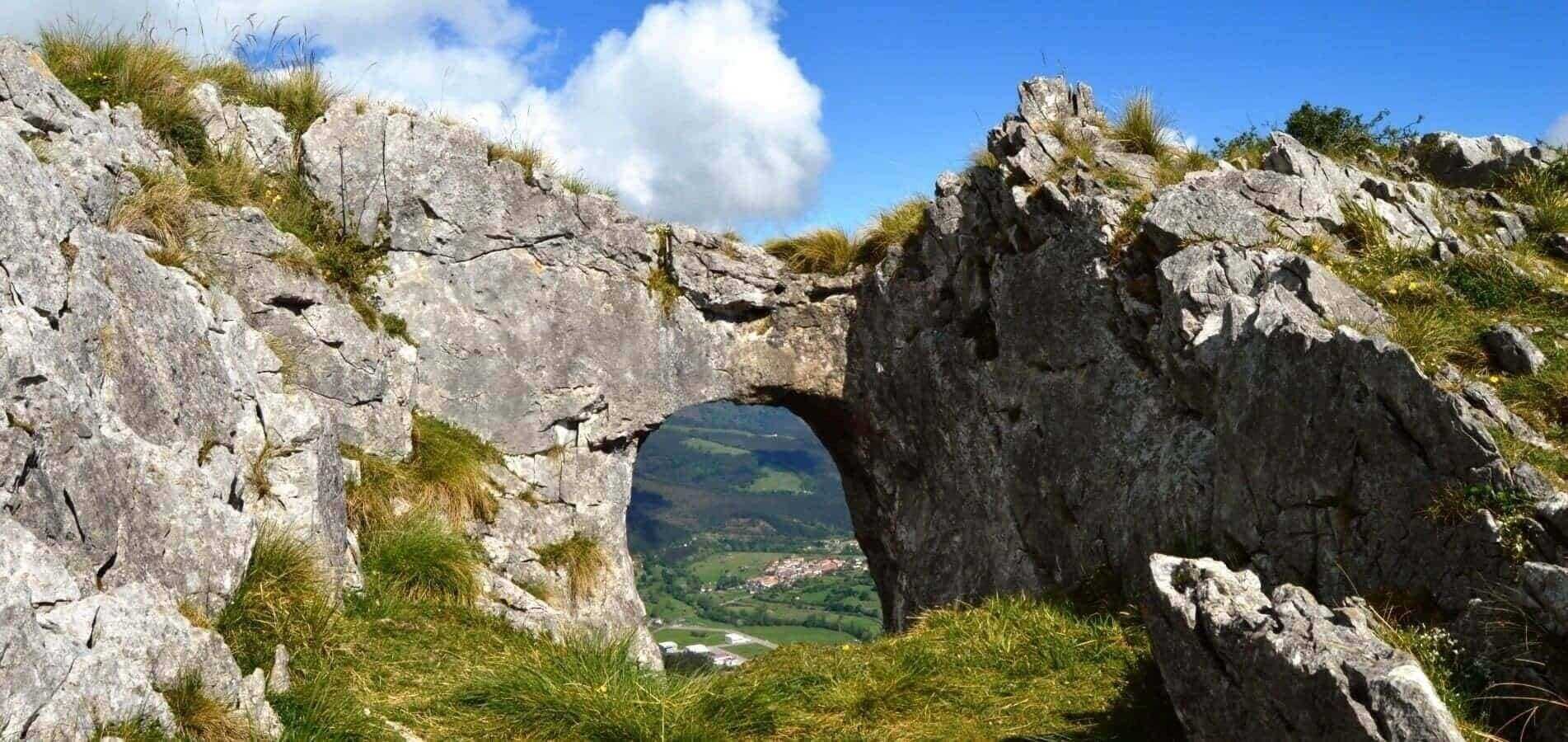 ventana-de-relux-paisaje-parque-natural-armañon-carranza-trucios-familia-casa-turismo-rural.jpg