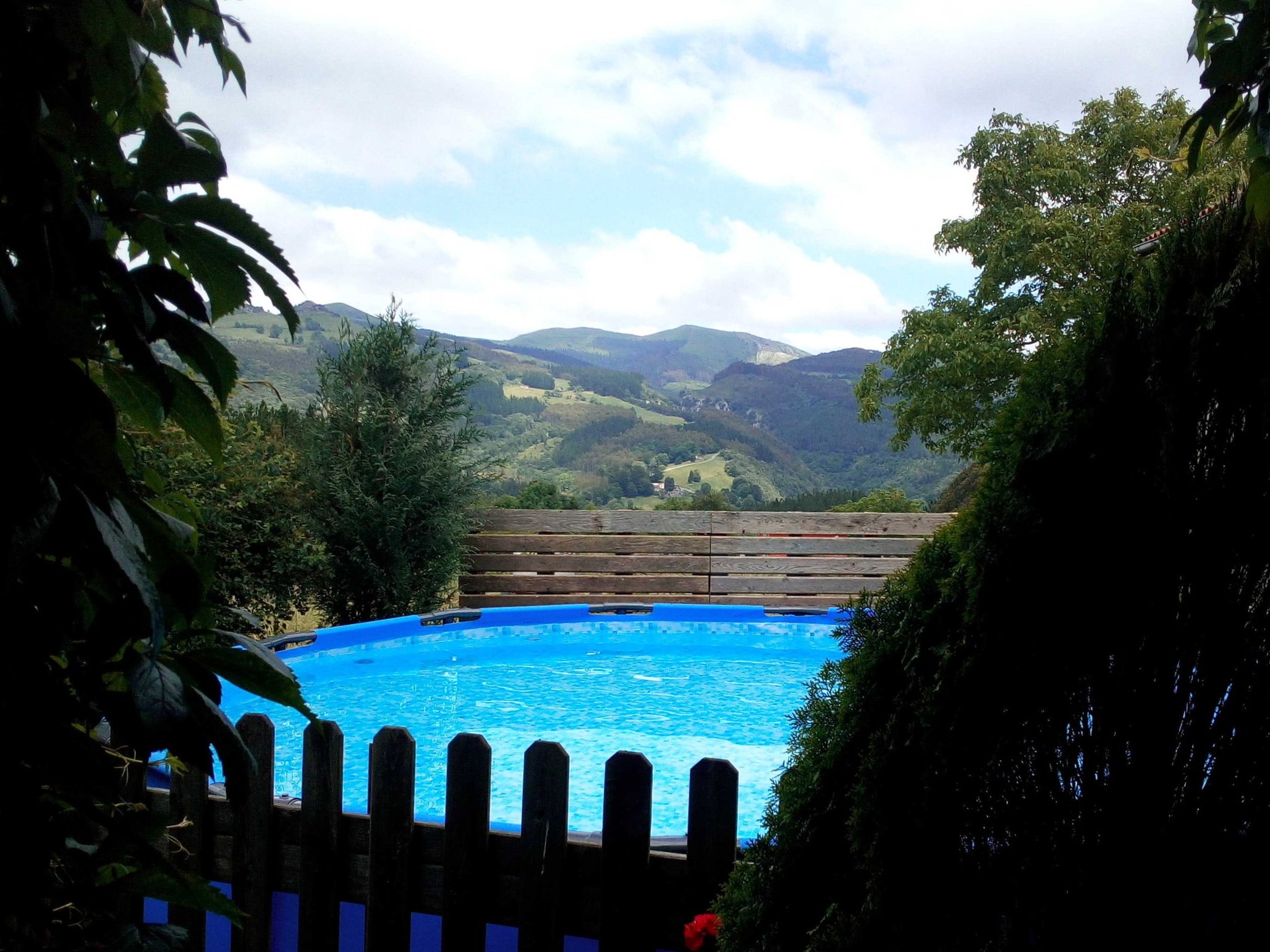 piscina-encartaciones-parque-amaloka-familia-casa-rural-bizkaia.jpg