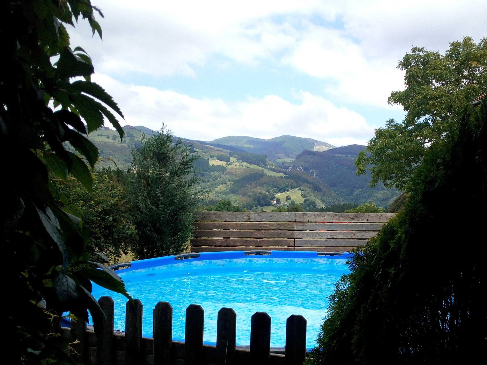 piscina-encartaciones-parque-amaloka-familia-casa-rural-bizkaia.jpg