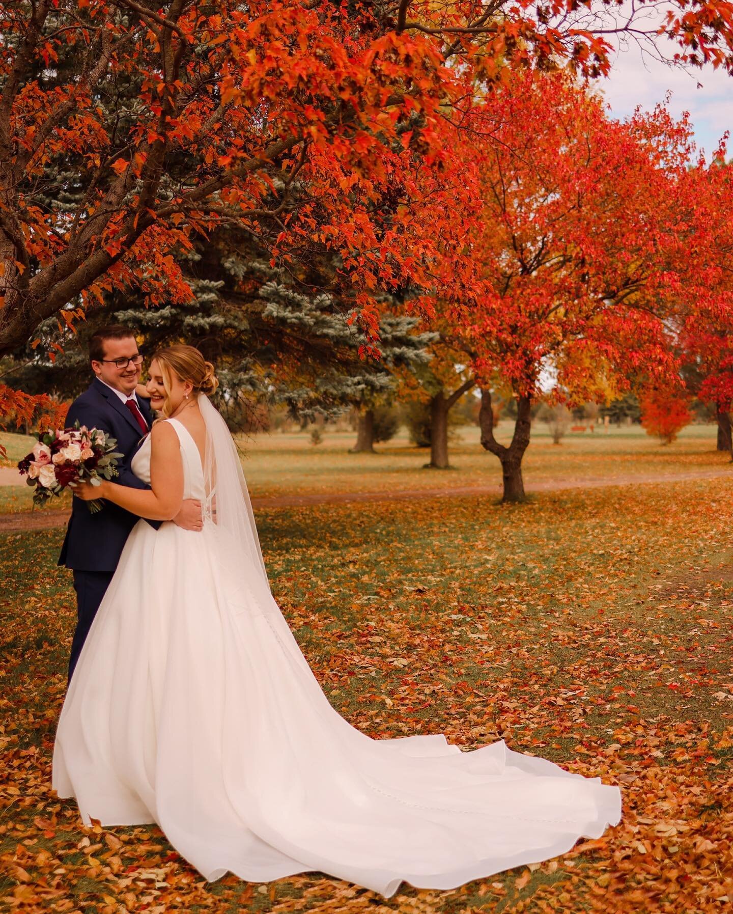 2022 wedding season ended with a bang📸🍂 ⁣
⁣
⁣
⁣
⁣
⁣
⁣
⁣
#mnweddingphotographer #minnesotaweddingphotographer #mnphotographer #dirtybootsandmessyhair #authenticlovemag #ndmnbride #momentsovermountains #weddingphotographer #midwestweddingphotographer