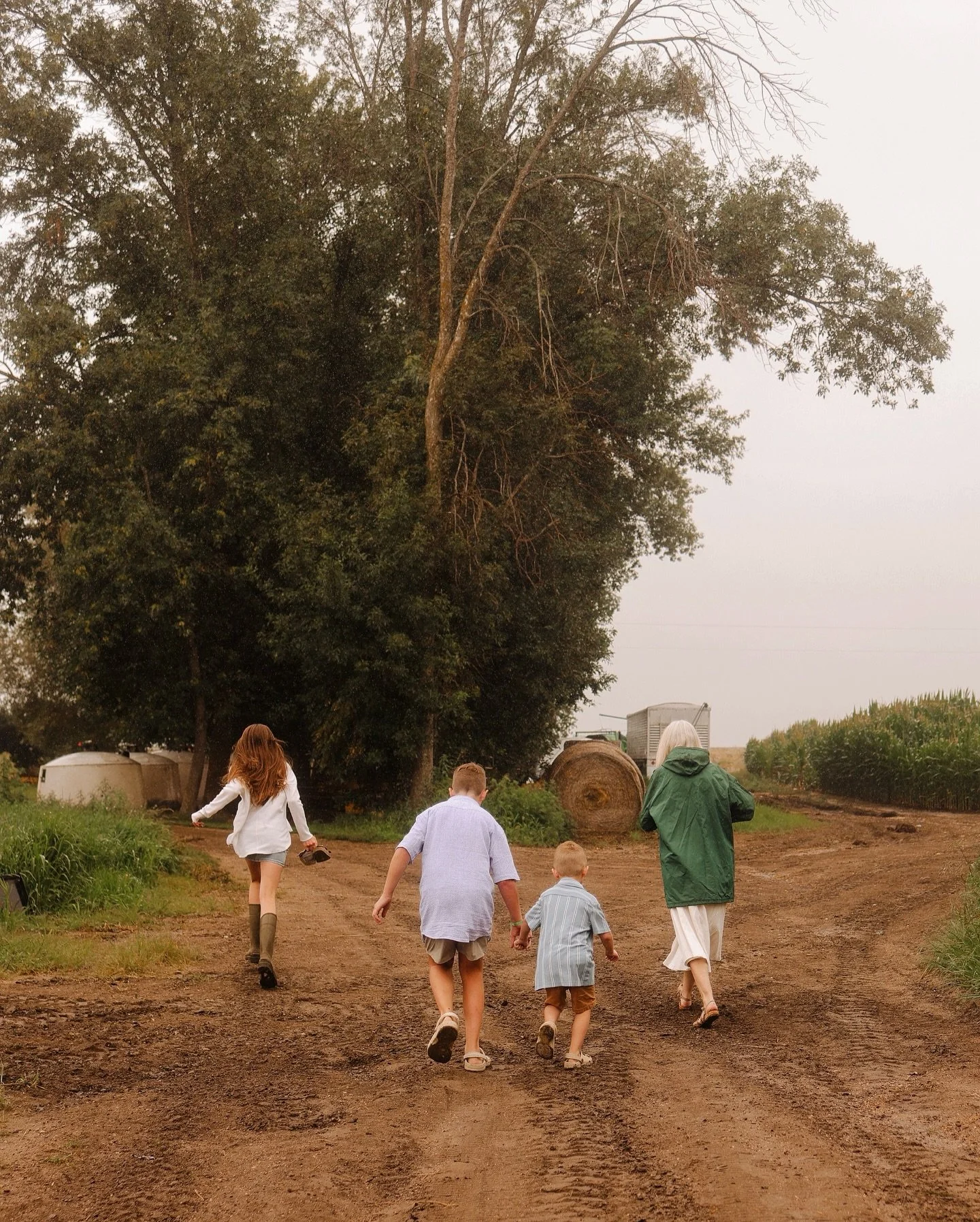 to me, this is exactly what family photos should be. 🥹🐓🌾🐄

#minnesotafamilyphotographer #mnfamilyphotographer #midwestfamilyphotographer #farmlifestyle