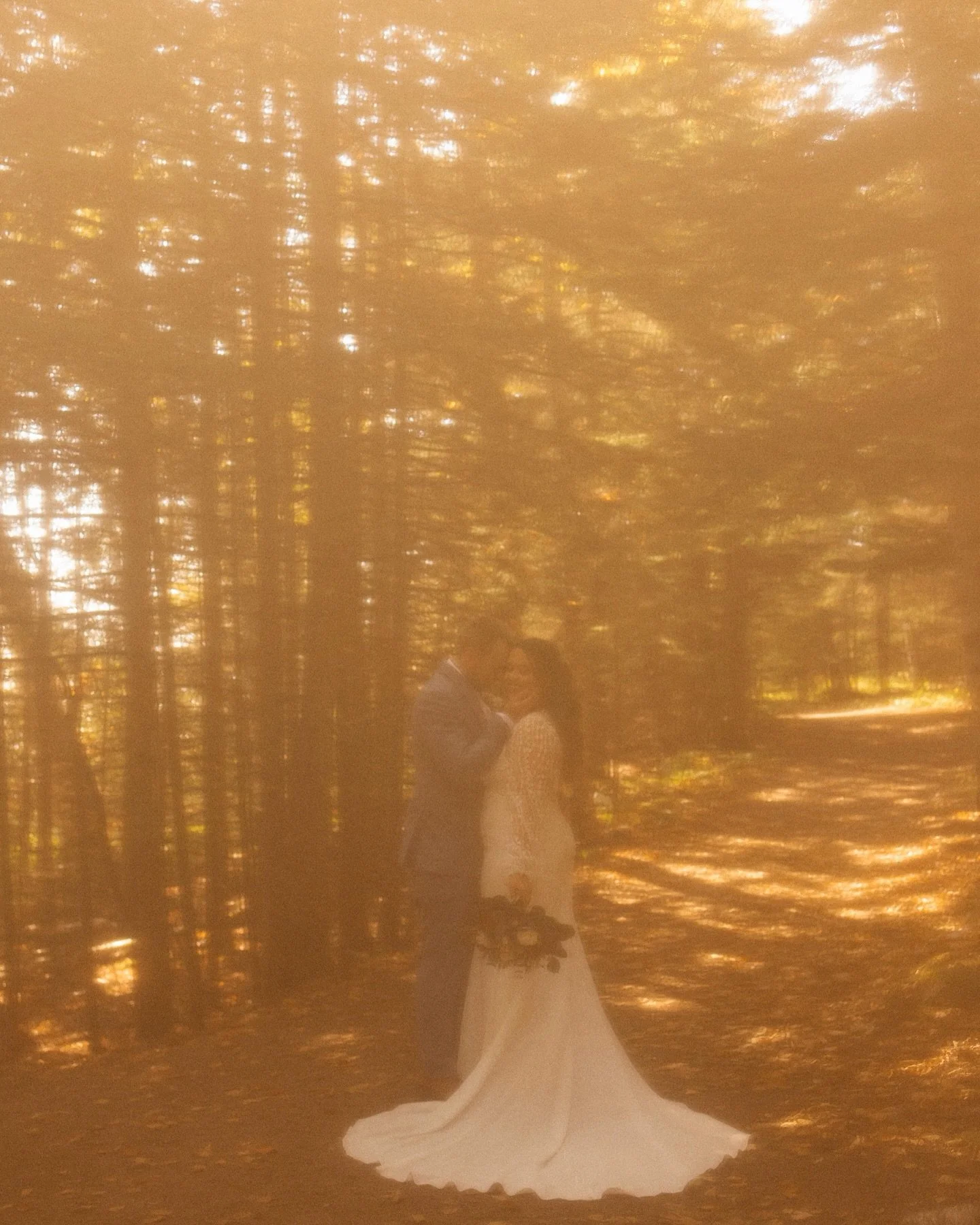 Logan &amp; Chelsey&rsquo;s perfect fall wedding✨🌊🍂 had the hardest time narrowing down what to share. HOW did we survive only posting one photo back in the day?? 

#mnweddingphotographer #weddingphotographer #mnphotographer #minnesotaweddingphotog