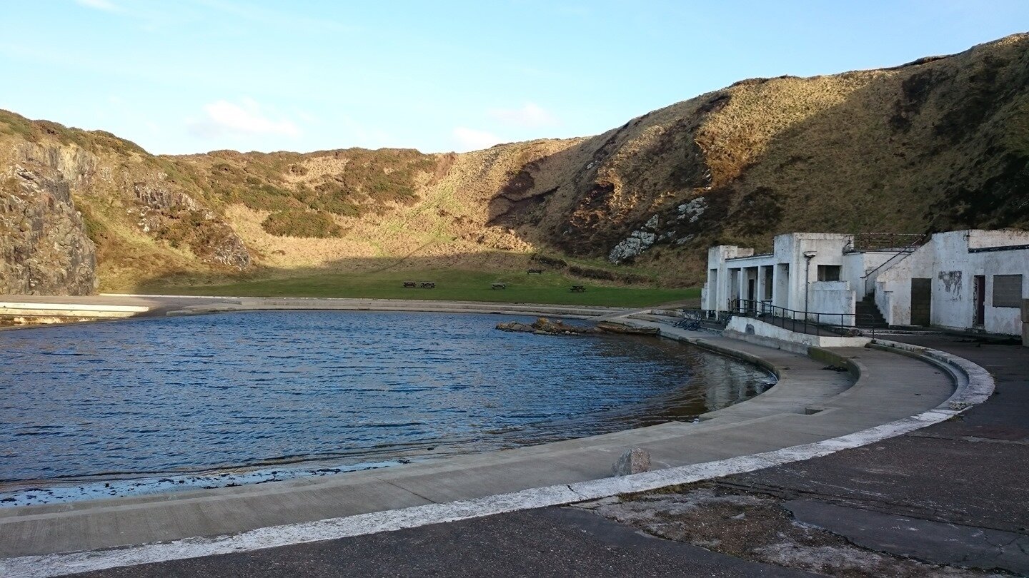 Tarlair Swimming Pool opened in 1931 at the base of a sea cliff just outside Macduff in Banffshire in Scotland.⁠
⁠
This outdoor swimming complex was built in an Art Deco style with a main building backing onto the cliffs and changing rooms to its lef