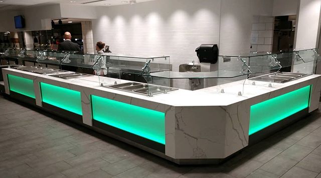 What's the buzz around NCSU campus for the start of the school year?? It's the new salad bar at Fountain Dining Hall!  Check out this GORGEOUS custom built unit from #Multiteria 😍
#campusdining #wolfpack #fountaindininghall #customcounters #designyo