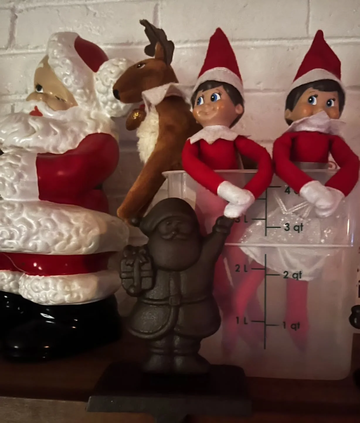 Merle, Daisy and Pedro know the best product to have on your shelf is @cambromfg fresh pros! 
#cambromfg #freshpro #elfontheshelf