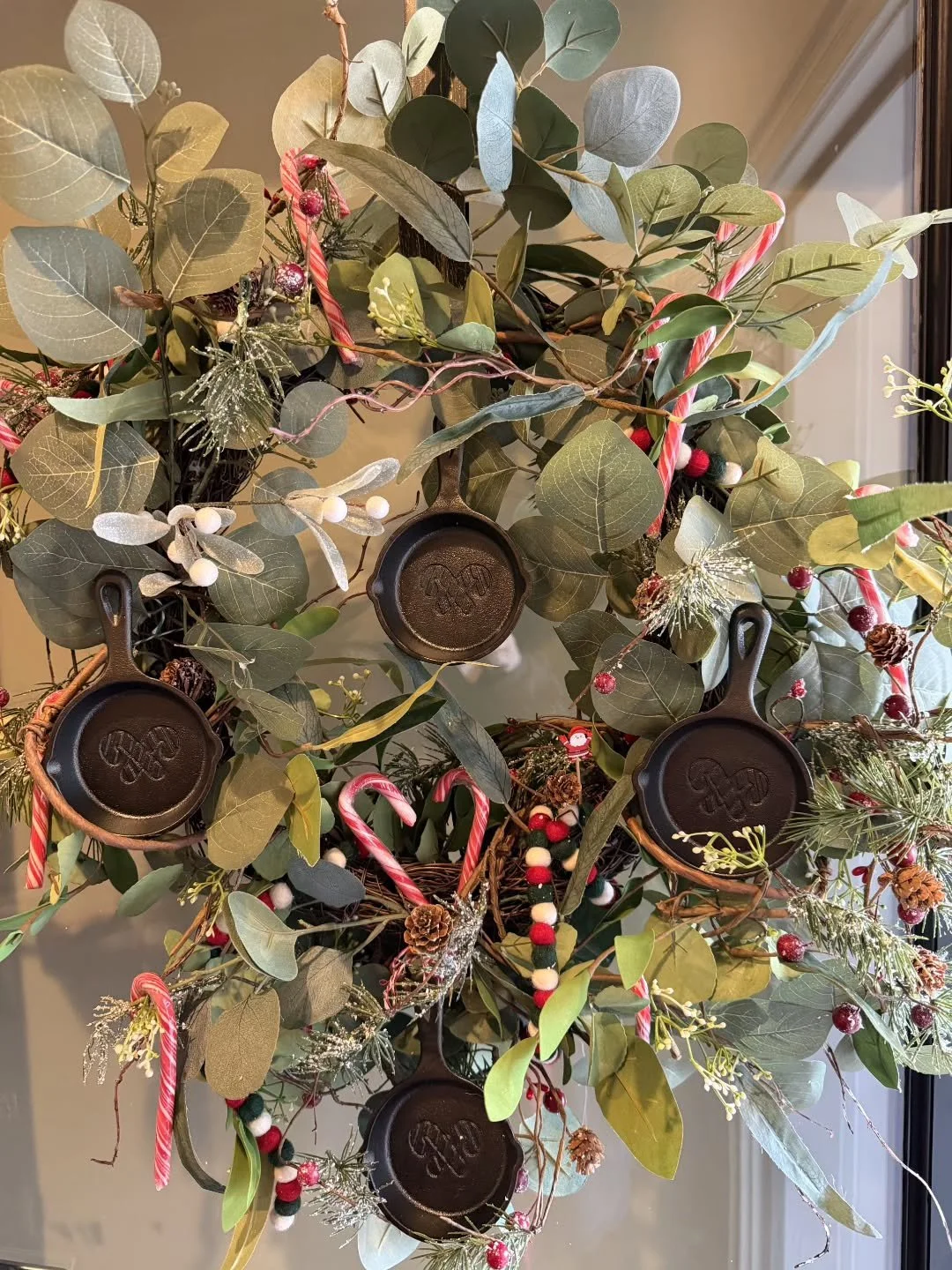 We hope that you are dashing your way through the Holidays with @lodgecastiron
#lodgecastiron #christmasminiskillet #candycanes