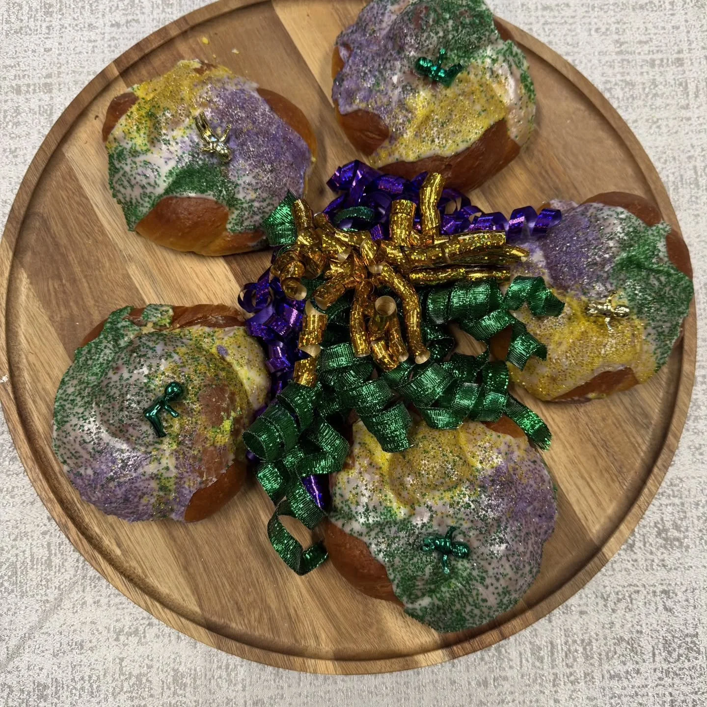 King Cake your way! Celebrate Fat Tuesday in style with
@tablecraft_fs , Canyonlands by @libbeypro , @serviceideas and @cambromfg
#fattuesday #mardigras #celebrate
