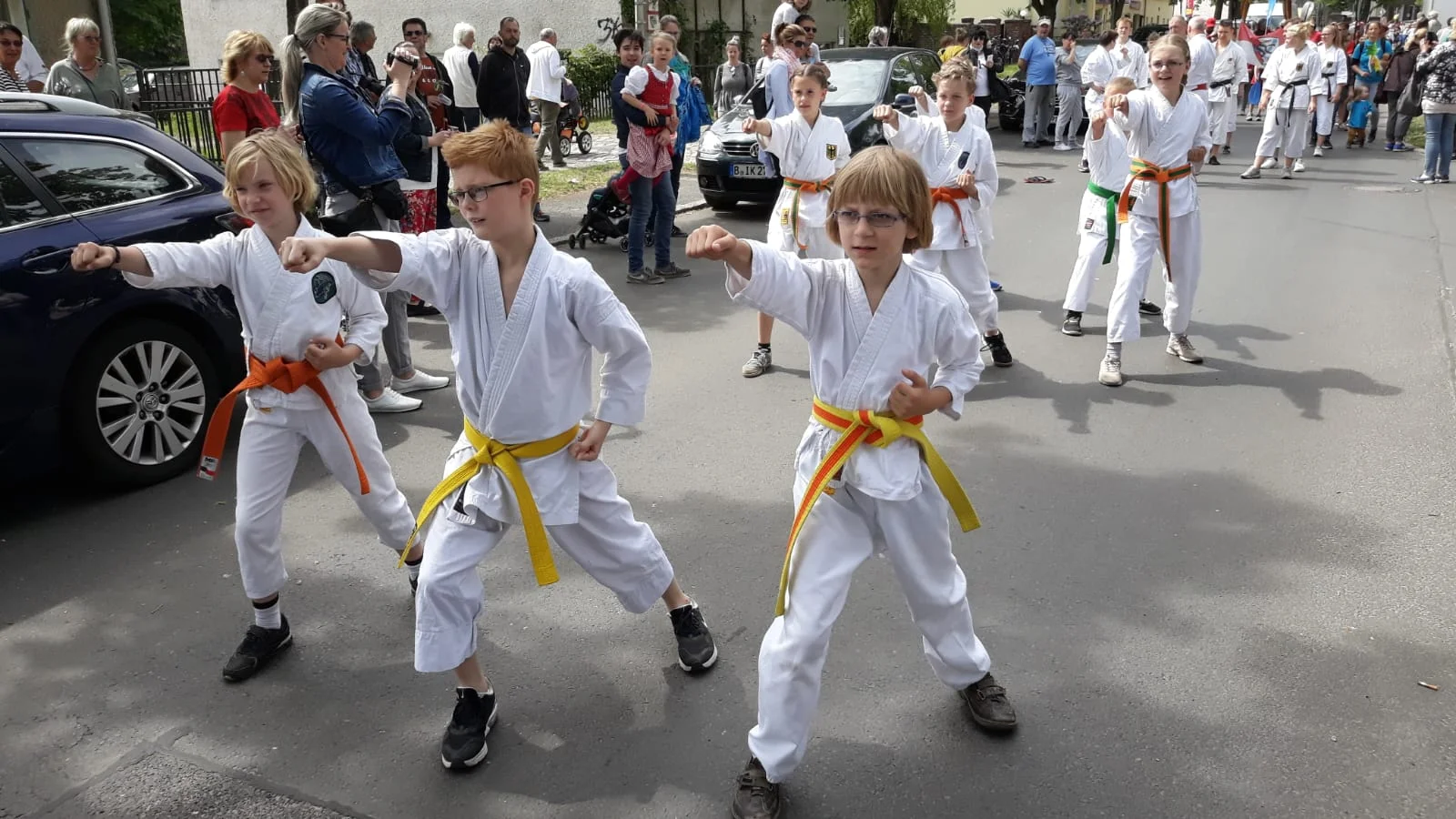 Vorführung der kleinen Karateka auf dem Müggelheimer Angerfest Mai 2019; Quelle: TKCB e.V.