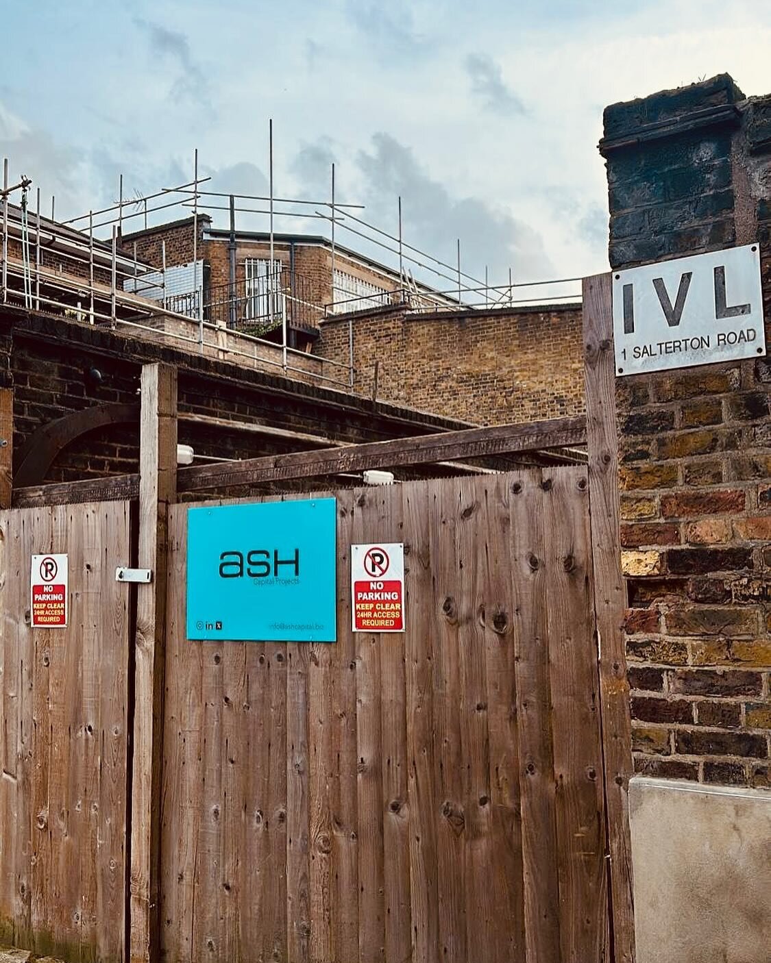 The gates close on another busy week. Thank you team. As always been non stop commitment and We go again next week.
#constructionlife #team #london
