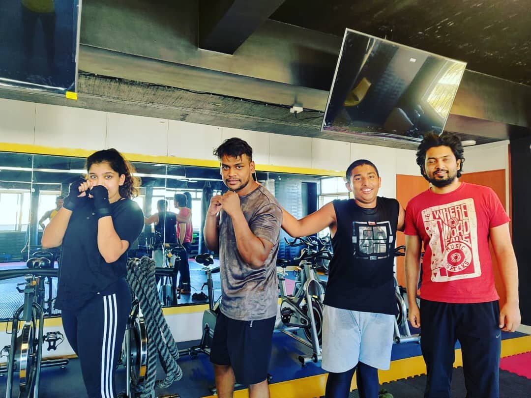 Pre-work workouts make you #happy! 

7 am at Fitness Ace RT Nagar

#boxing #sweatysmiles #boxingclass #boxingindia #boxingteam #boxingfun #havefun #boxingtraining #postworkout #morning #morningworkout #boxinggym #boxinglife #boxinglifestyle #sweaty