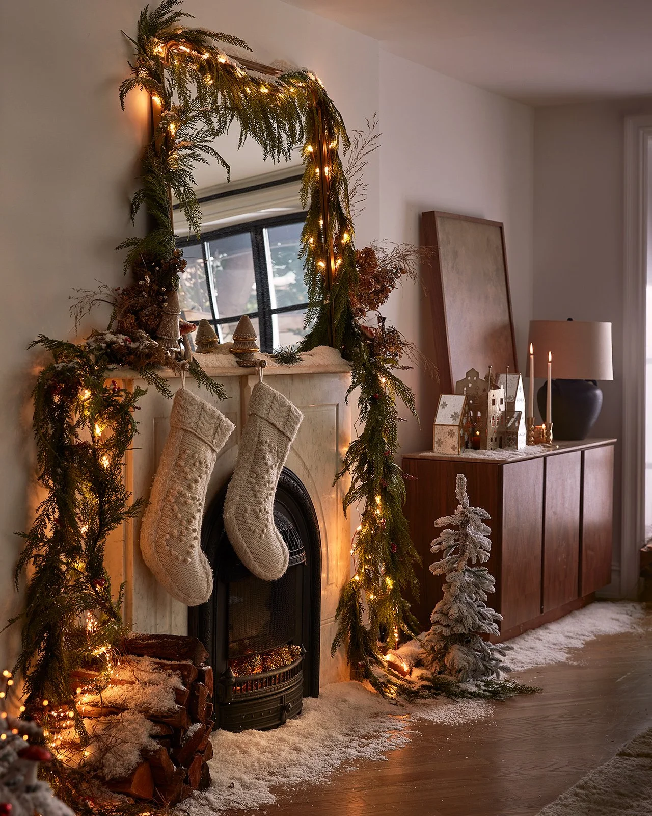 231009_Antro_HolidayHouse_S06_FamilyRoomMantle_COMP.jpg