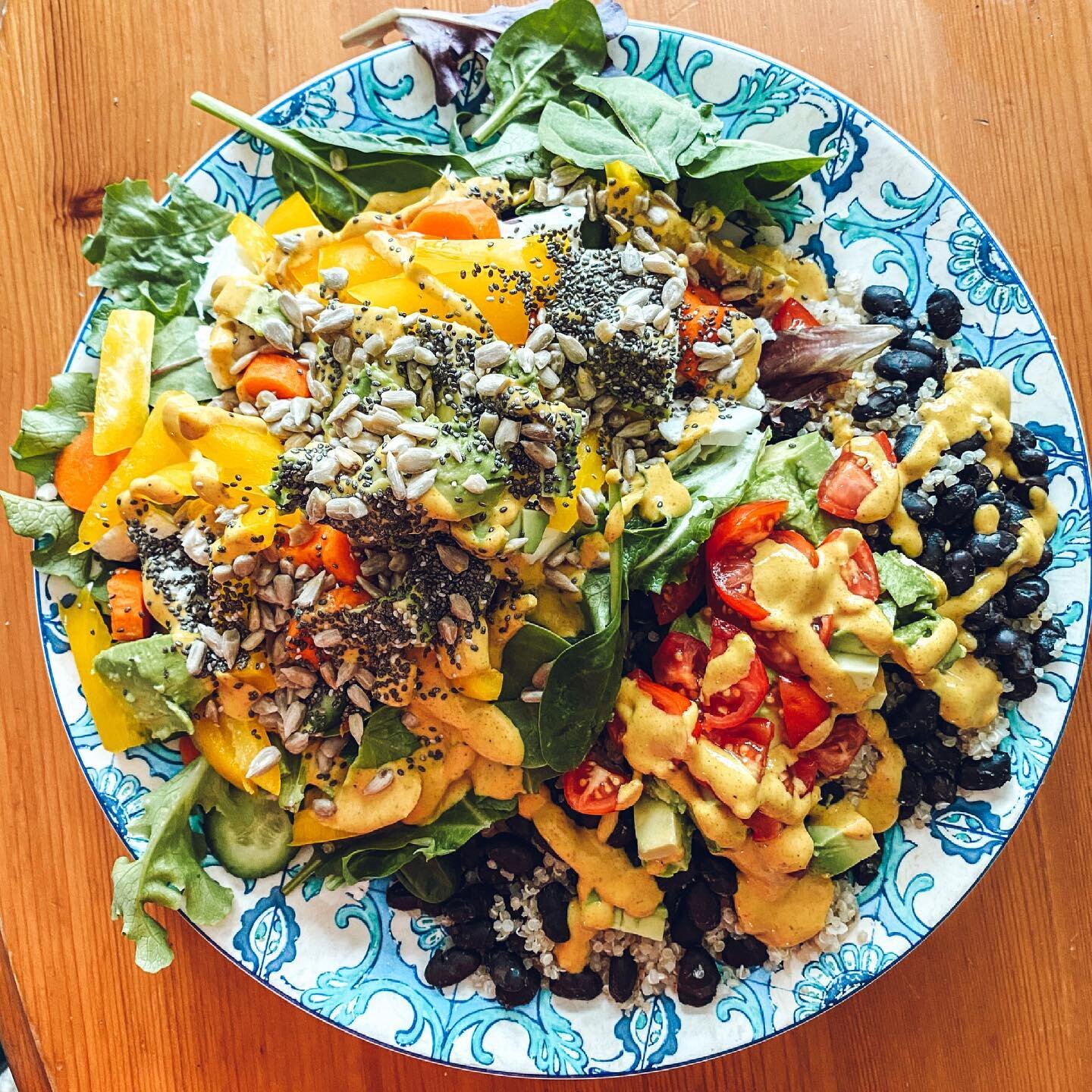 This is a meal from one of my favorite post-partum mamas, Emily! She&rsquo;s down 14 lbs in 11 weeks eating meals like this!! 🥳🥳 (swipe right 👉🏼)

👉🏼mixed green salad
👉🏼lots of veggies
👉🏼quinoa
👉🏼black beans
👉🏼#audrasauce 
👉🏼 seeds &a