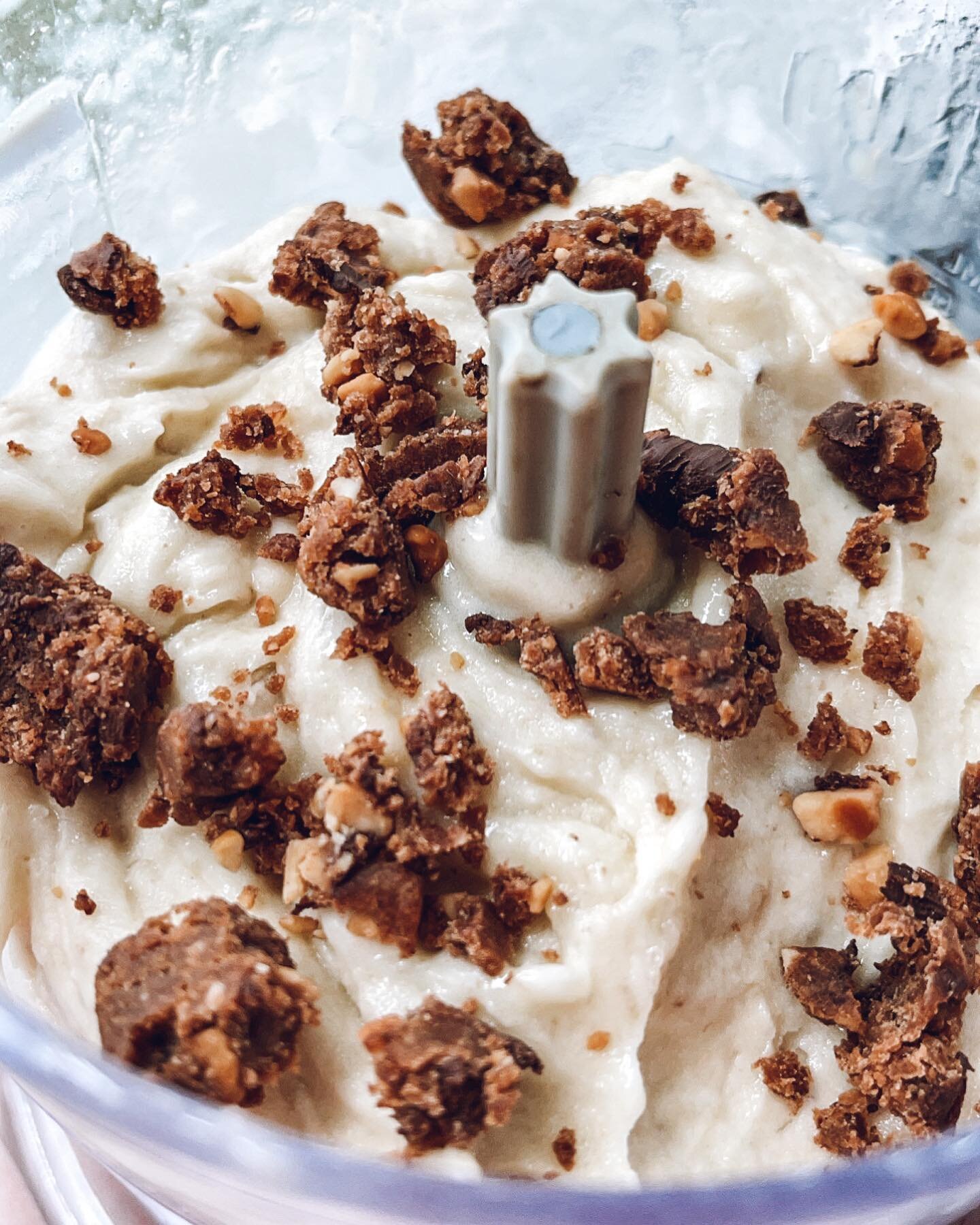 Read this if you&rsquo;re trying to lose weight!! 🍨 (swipe right 👉🏼)

This is some vanilla banana ice cream with one of my &ldquo;Audra Bites&rdquo; crumbled on top (scroll@down my page a bit for the recipe!) - it&rsquo;s really high calorie, can 