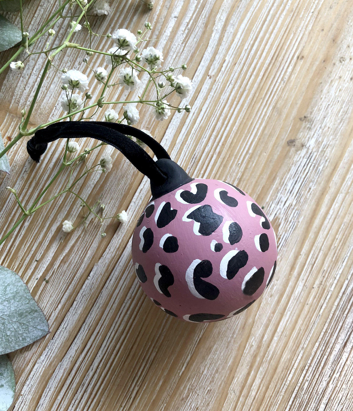Christmas_Leopard_Bauble_02.jpg