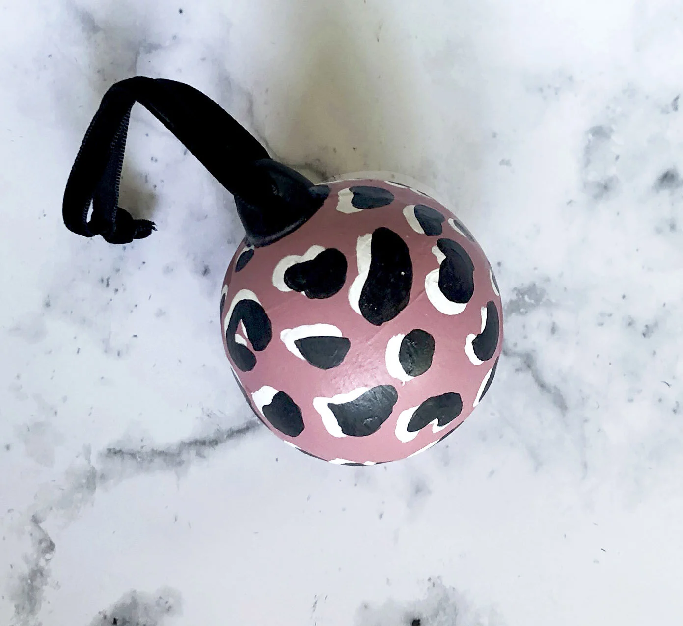 Christmas_Leopard_Bauble_01.jpg