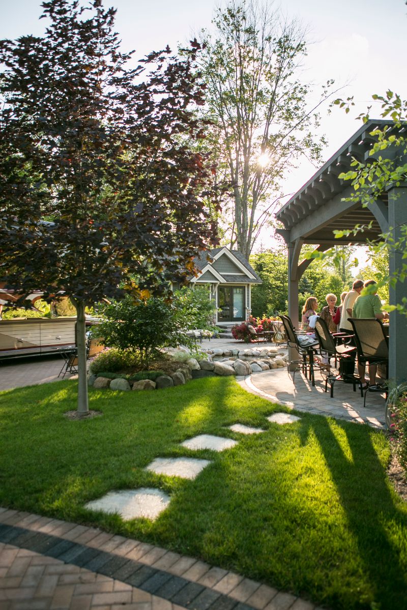 Landscape design with flagstone and outdoor kitchen in Bloomfiled Hills, MI