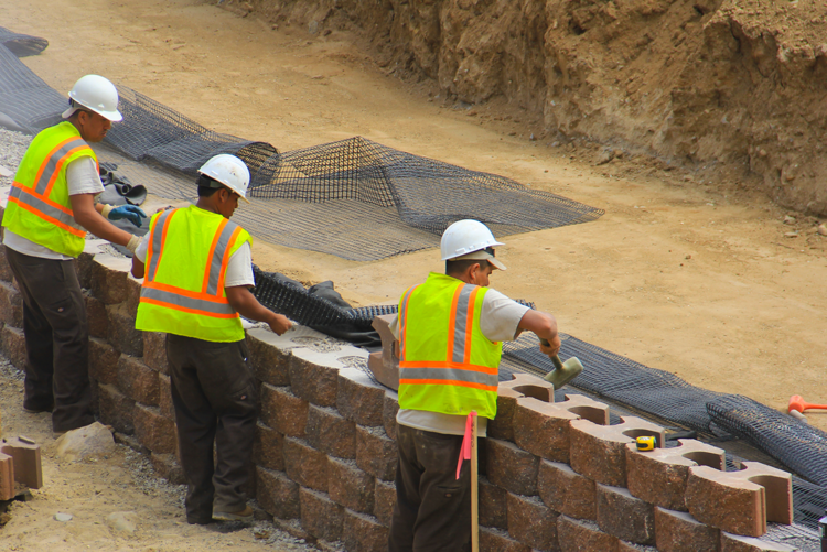 Masonry contractors with top retaining wall in Sterling Heights MI