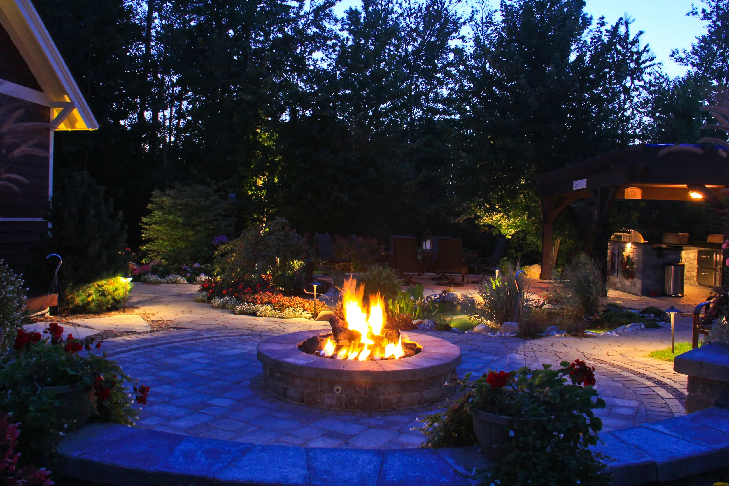 Firepit outdoor kitchen nite.webp