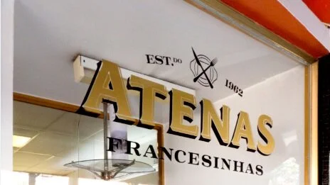Já tinha saudades de uma boa francesinha do Café Atenas? Está de volta com sistema take-away