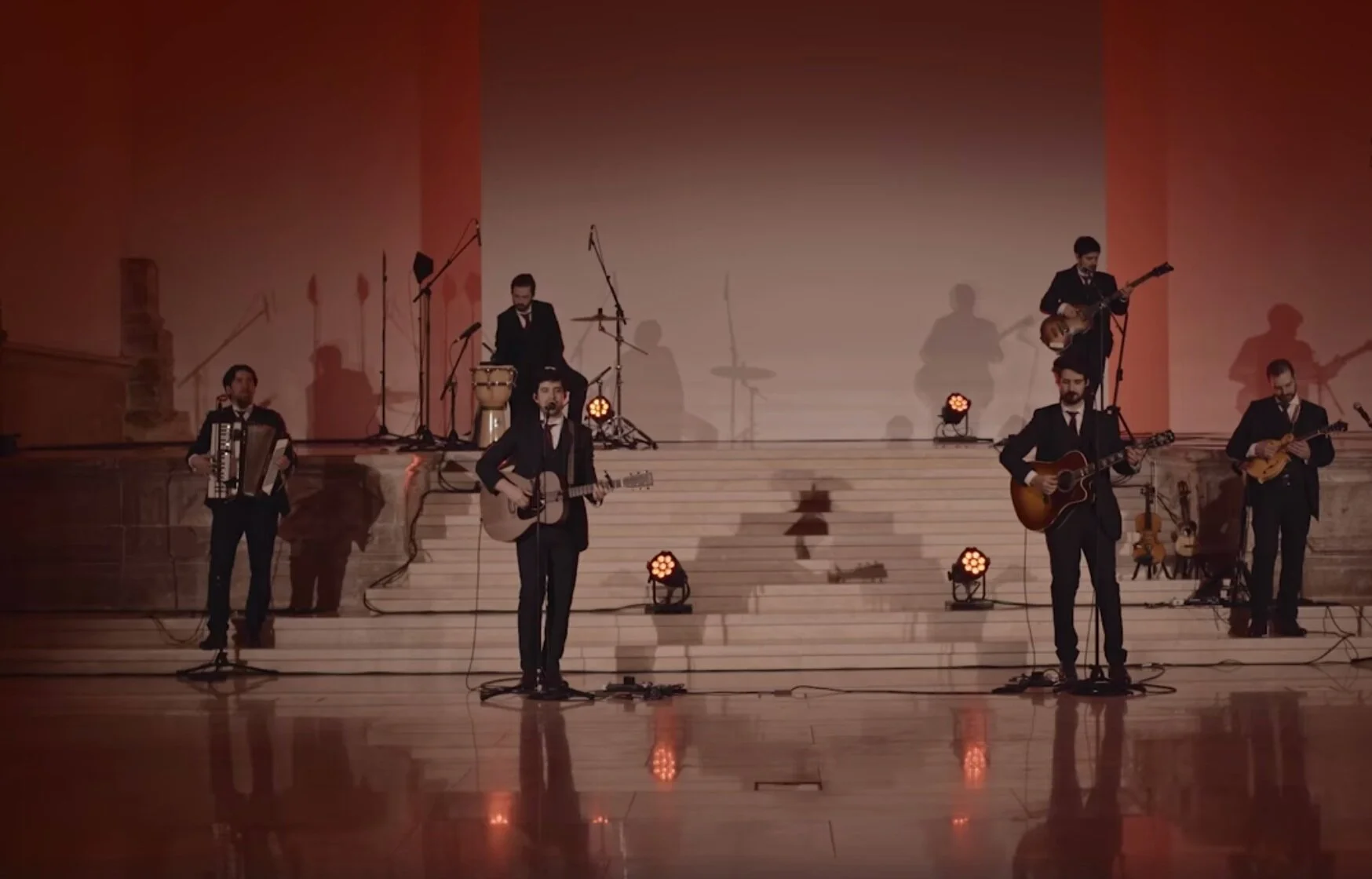 Interpretação de “Venham mais cinco” por Os Quatro e Meia ultrapassa as 35 mil visualizações em 2 dias