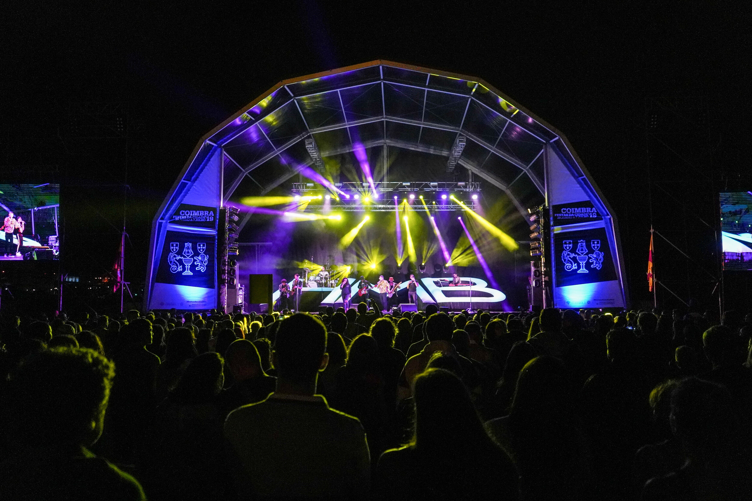 Espetáculos só com máscaras, desinfeção, lugares marcados, vias de entrada e saída