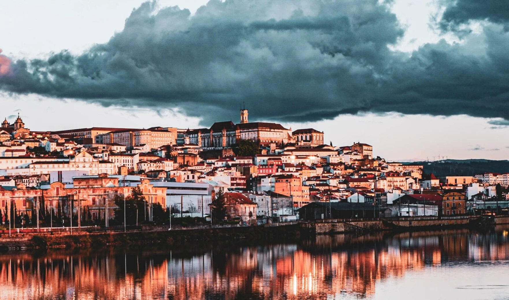 Universidade de Coimbra prevê quebra de 50% nas receitas do turismo em 2021