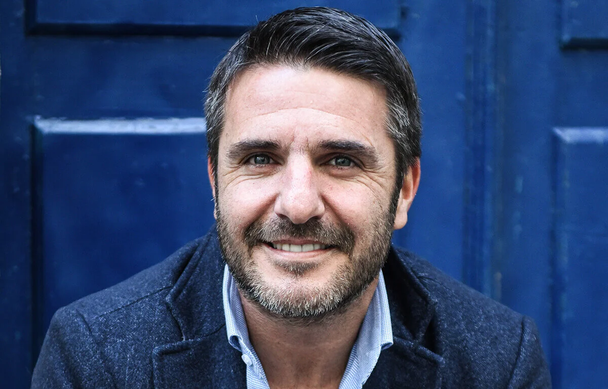 Pedro Moutinho lança vídeo ao vivo de "Graça da Graça" gravado no Convento São Francisco em Coimbra