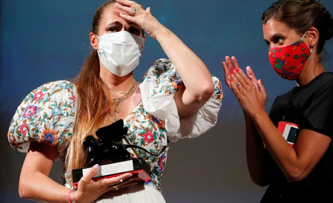 "Listen": filme premiado de Ana Rocha de Sousa com Lúcia Moniz estará em exibição no TAGV