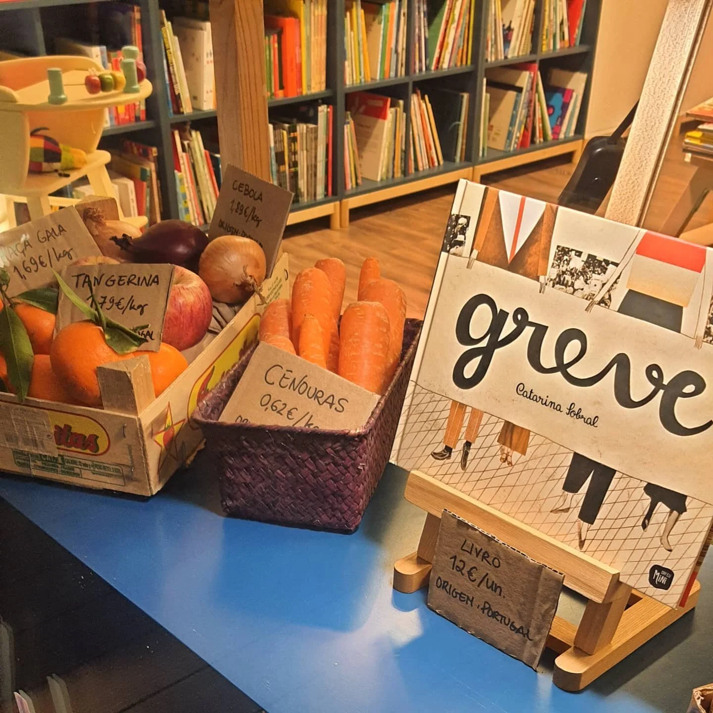 Livraria Faz de Conto em Coimbra tem a partir de hoje uma “Vitrine Manifesto”