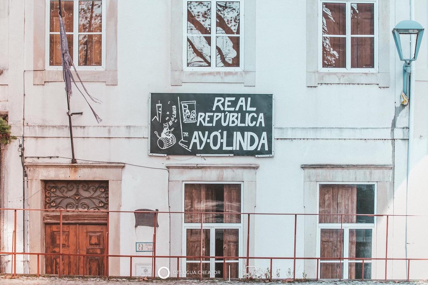 Fundada em 1949 a  Real Rep&uacute;blica Ay-&Oacute;-Linda &eacute; uma casa de estudantes, com uma longa hist&oacute;ria, e com uma forte marca na cidade e conjunto de tradi&ccedil;&otilde;es acad&eacute;micas da cidade de Coimbra.

Diz-se que antes
