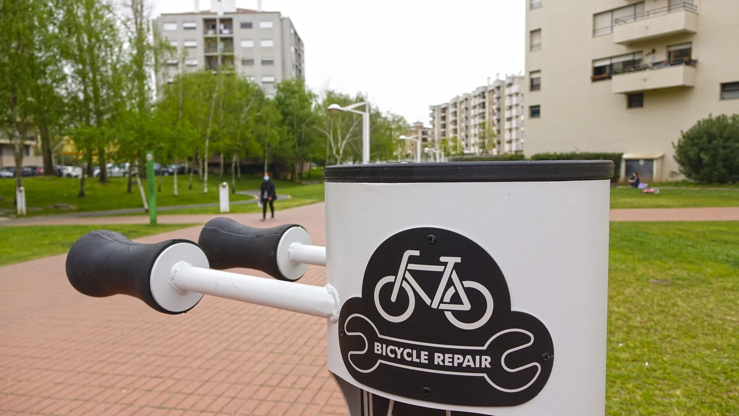 Oficinas self-service e postos de parqueamento reforçam condições para a utilização de bicicleta em Coimbra