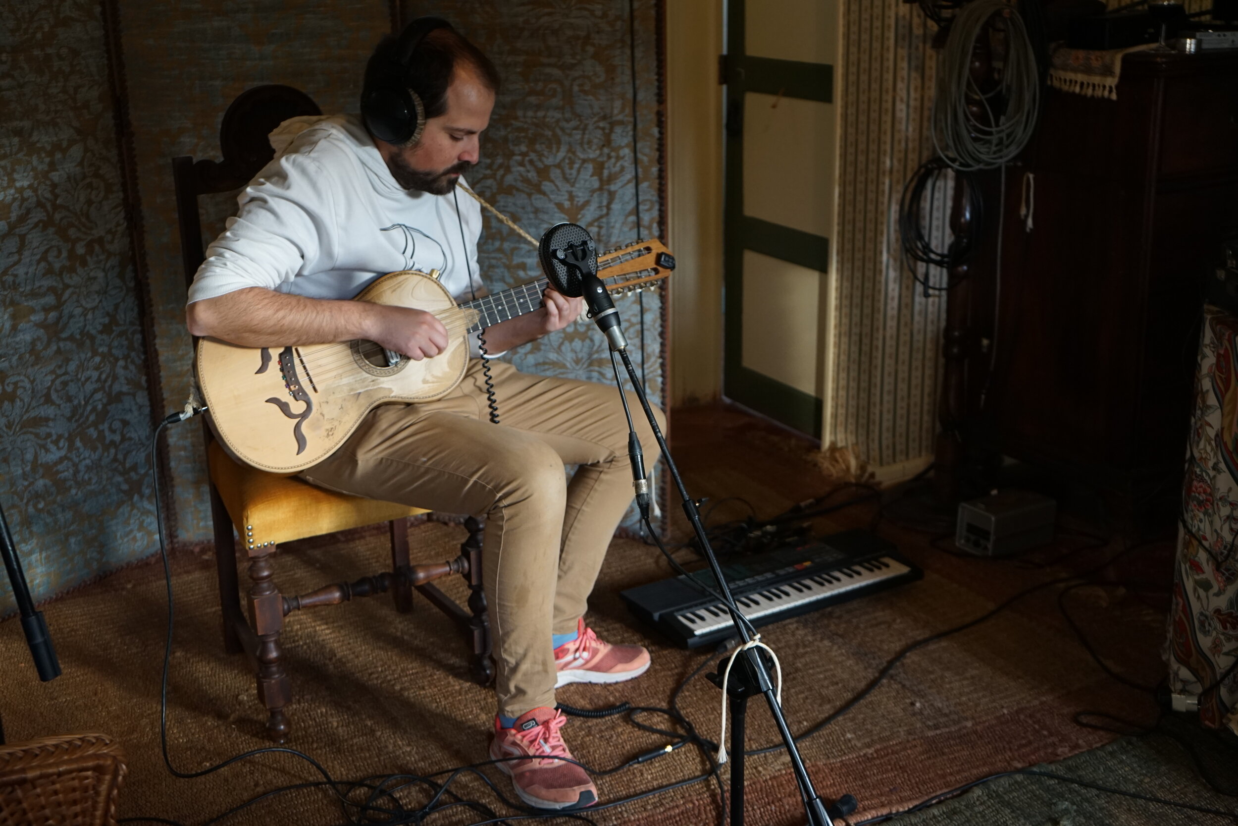 B Fachada inaugura a temporada de concertos da Casa das Artes Bissaya Barreto com apresentação do disco Rapazes e Raposas.