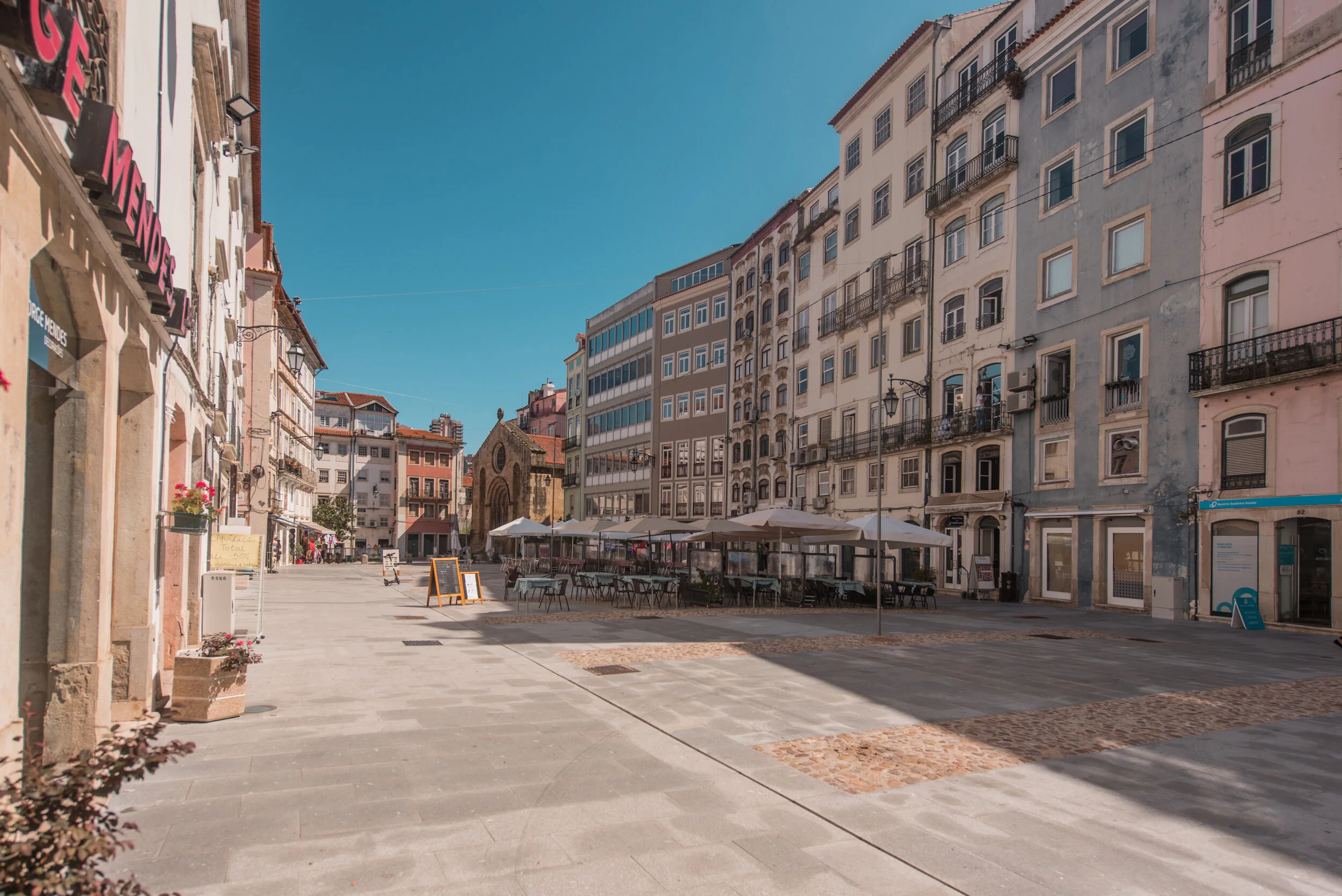 Sábado: Cerâmicas, peças de joalharia, livros, discos de vinil,  e muito mais na Feira de Velharias da Praça do Comércio!