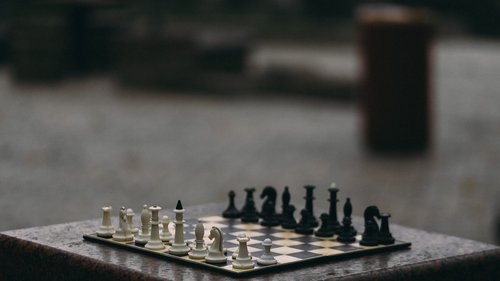 Foto Um tabuleiro de xadrez preto e branco – Imagem de Cinza grátis no  Unsplash