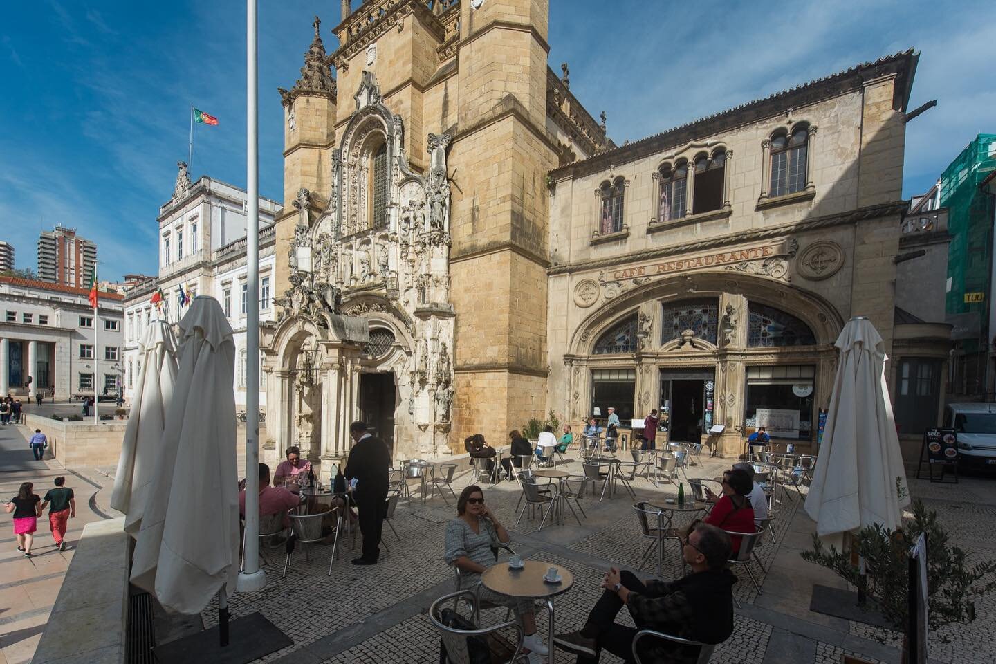 Caf&eacute; Santa Cruz celebra 100 anos. Sim, leu bem!

J&aacute; todos ouvimos a express&atilde;o, &ldquo;olha que as paredes t&ecirc;m ouvidos&rdquo;. E, se para al&eacute;m de ouvidos tamb&eacute;m pudessem falar? Conseguem imaginar as hist&oacute