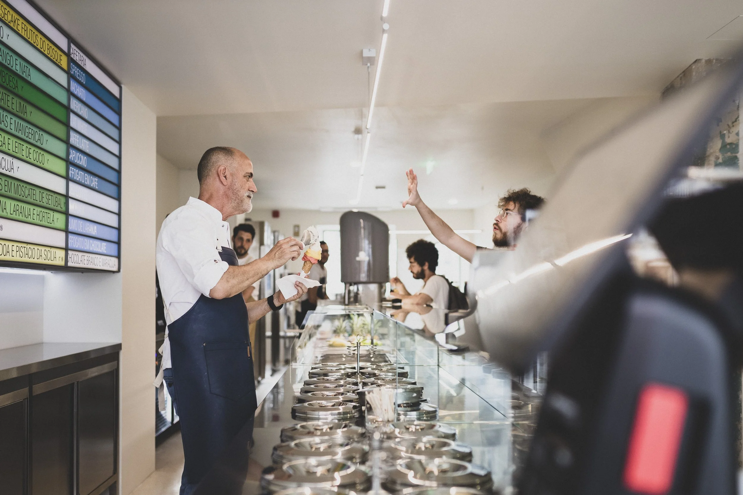 Gelataria DOPPO inaugura nona exposição e estreia novo sabor