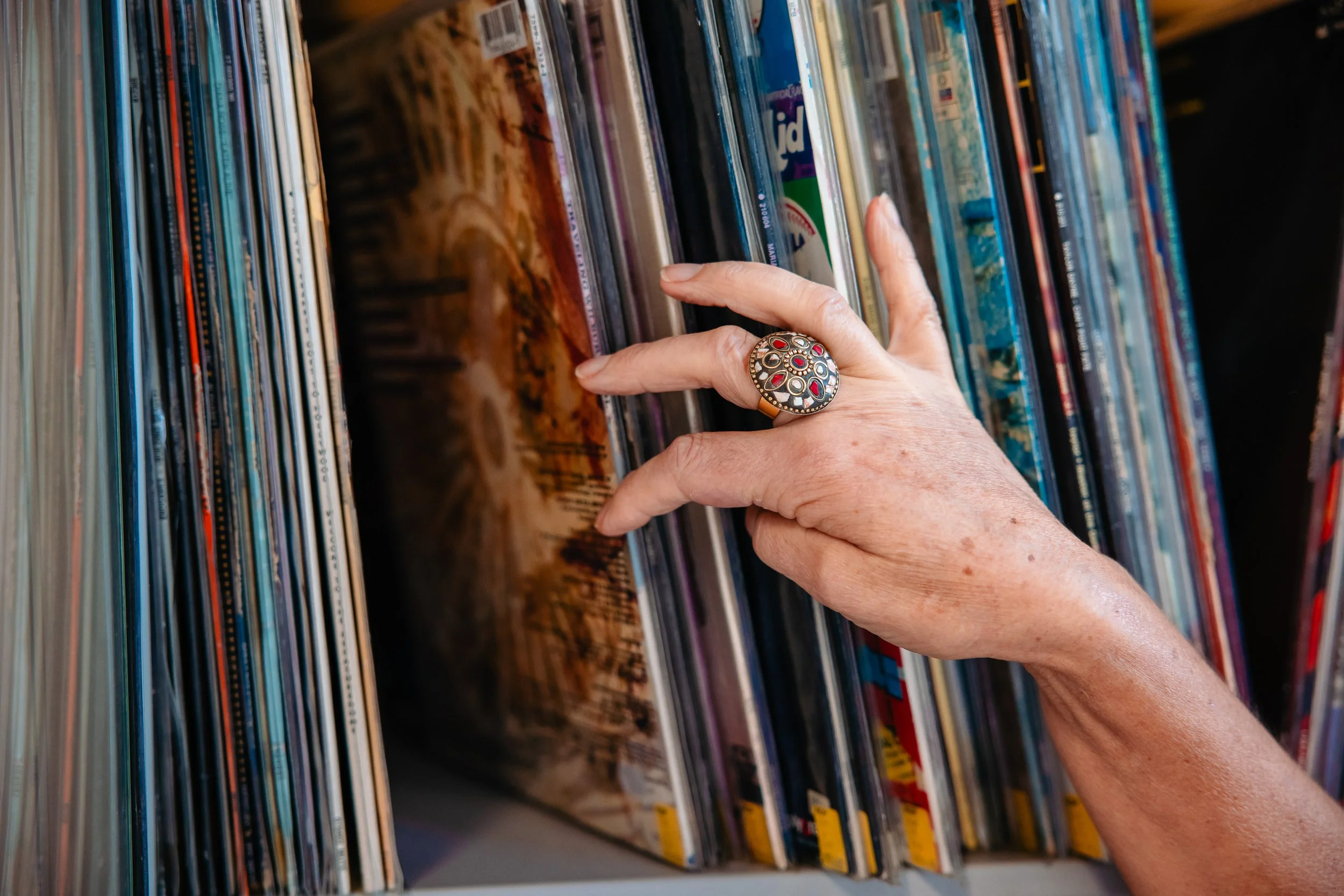 Biblioteca Municipal com exposição de capas de discos de vinil de música soul