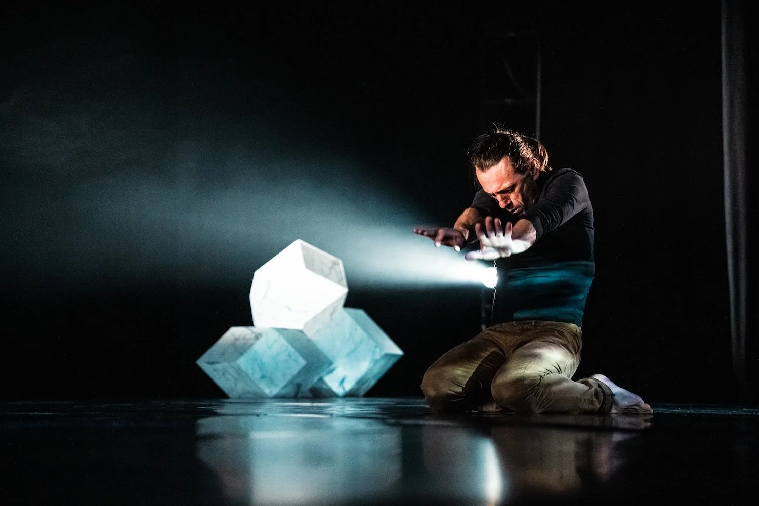 O coreógrafo e bailarino Romulus Neagu dança no TCSB no âmbito do Abril Dança Coimbra