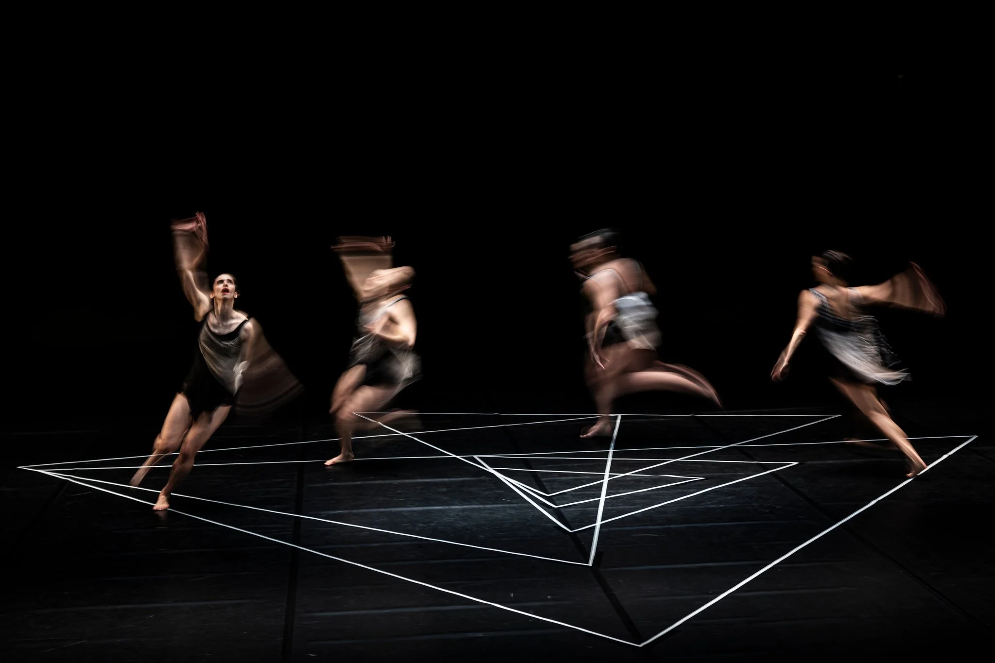 Quando Vem a Taciturna de Limiar em Limiar o Presente Frágil | Espetáculo + Masterclass + Conversa | Teatrão