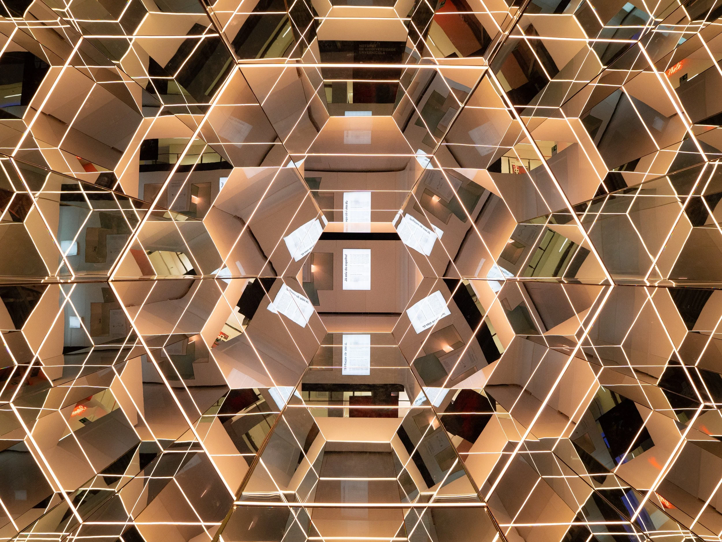 Espelhos - Dentro e fora da realidade