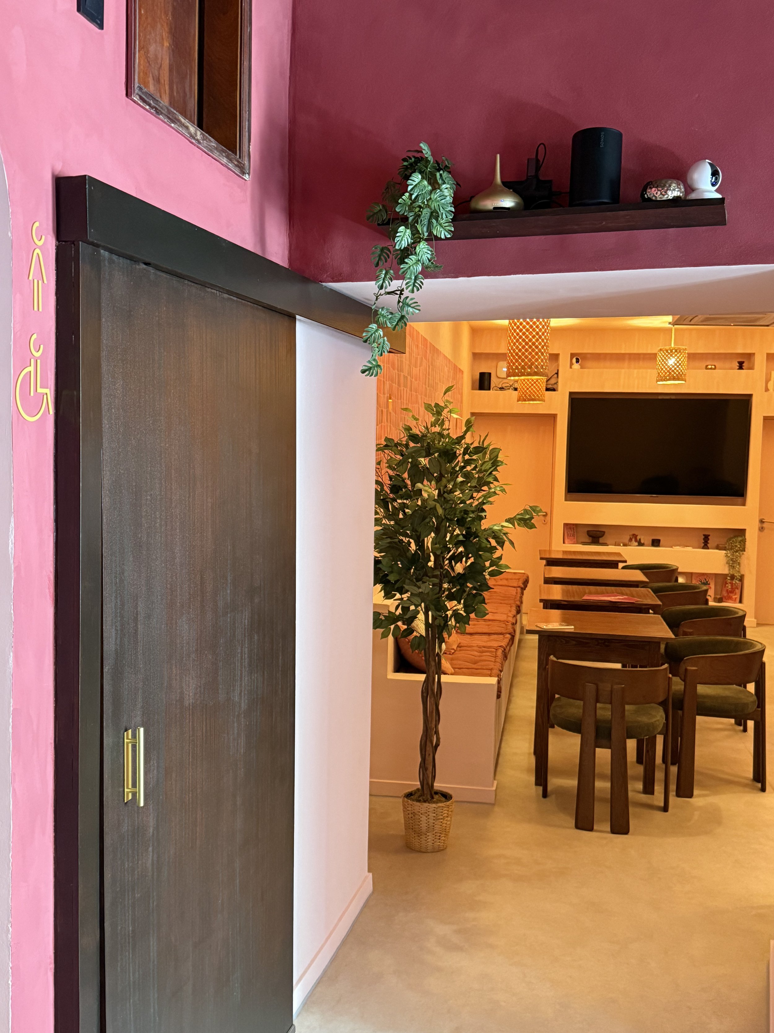 Há um novo café-bar na Baixa de Coimbra e promete ser um daqueles sítios onde apetece ficar