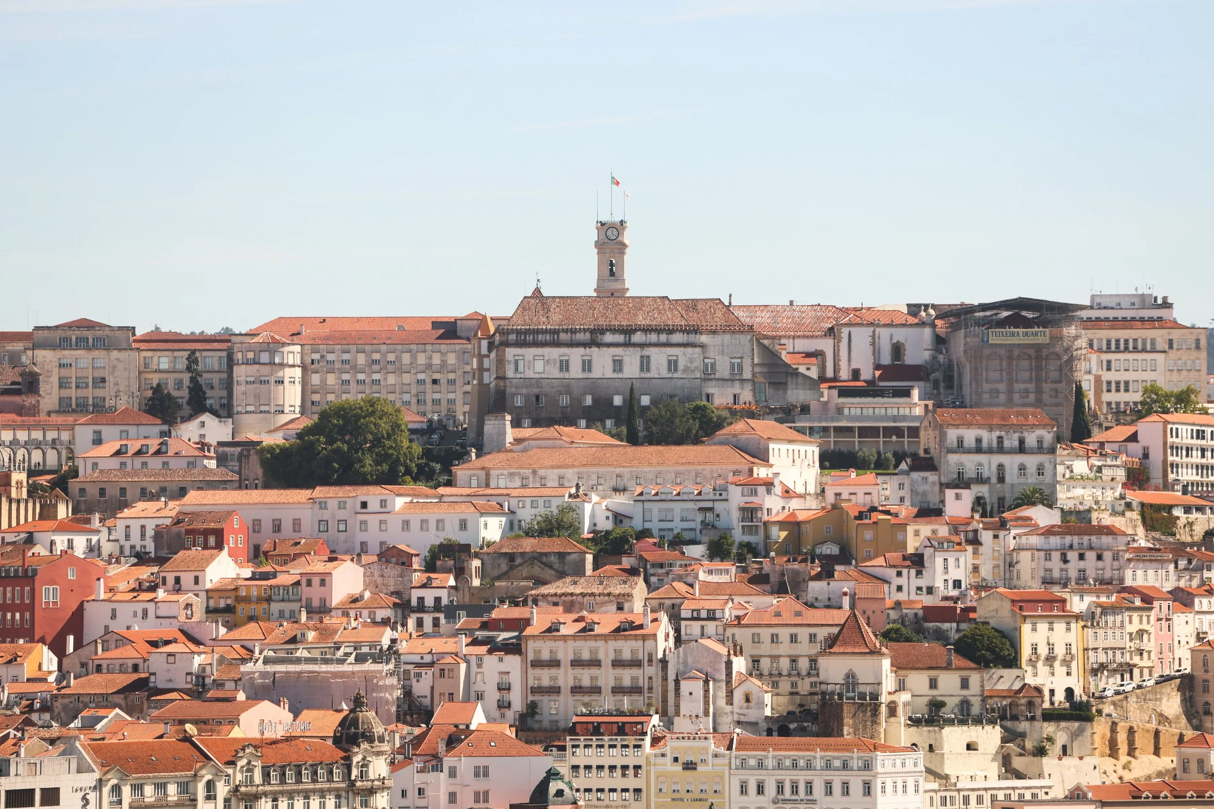 Vem pela primeira vez a Coimbra e anda às voltas para fazer o roteiro? Veio parar ao sítio certo!
