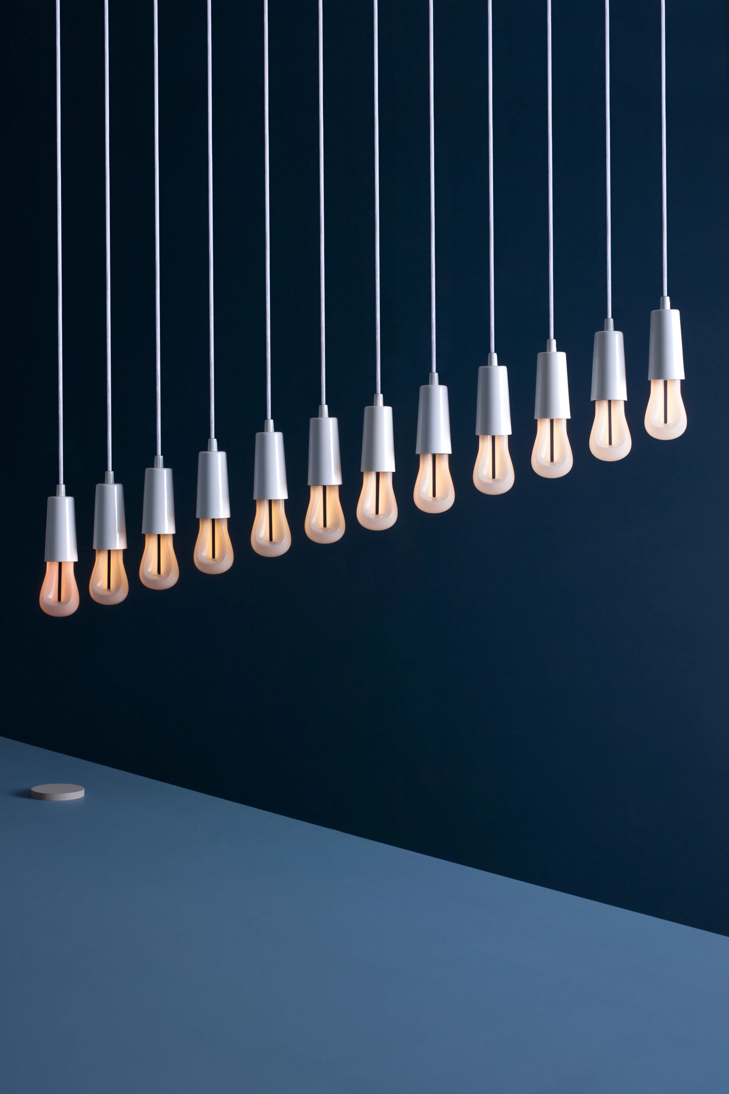 0001_Plumen-002-LED-designer-light-bulb-dimming.jpg