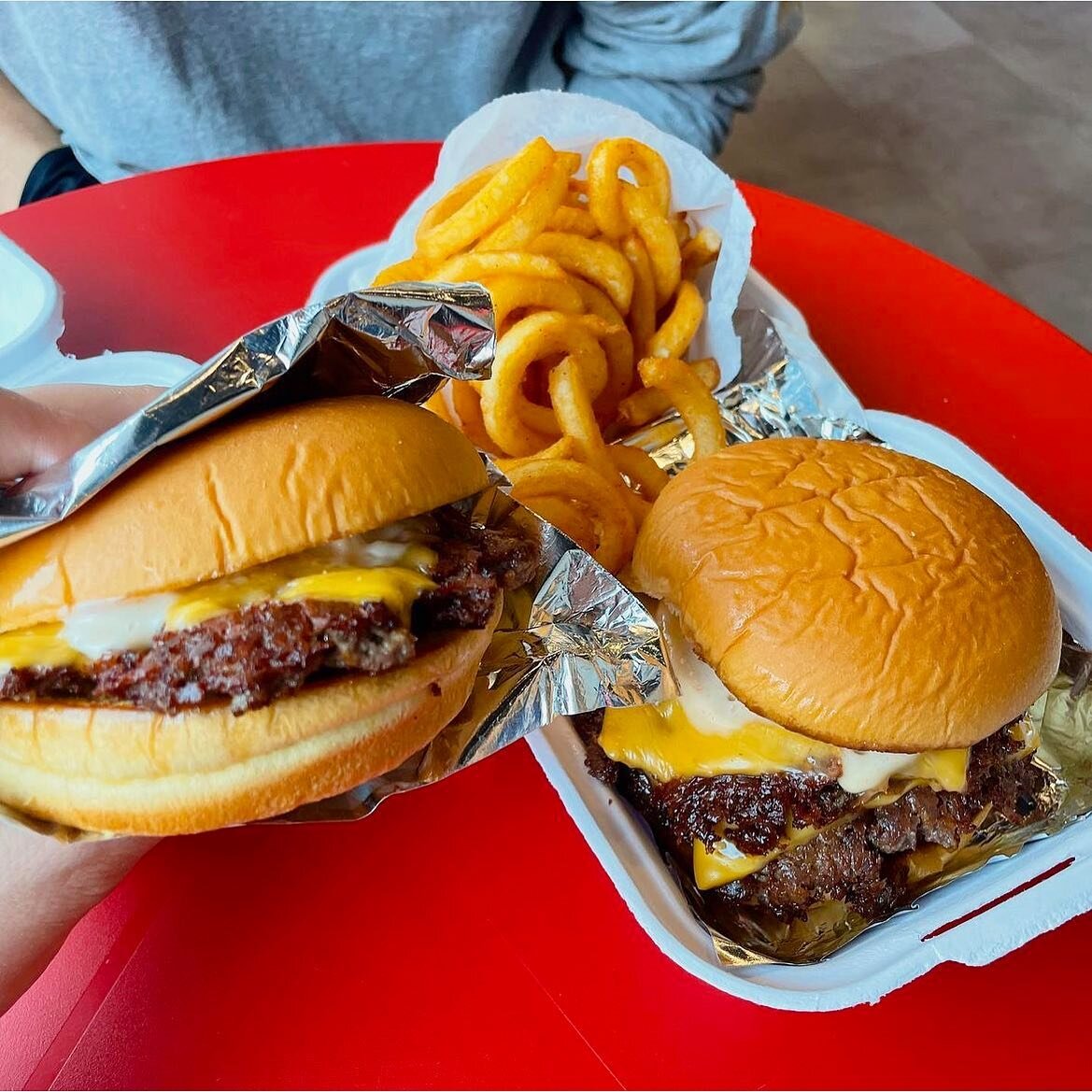 Why choose when you can have both? 📸: @jessicasfoodadventure #thedropshop #burgerdrops