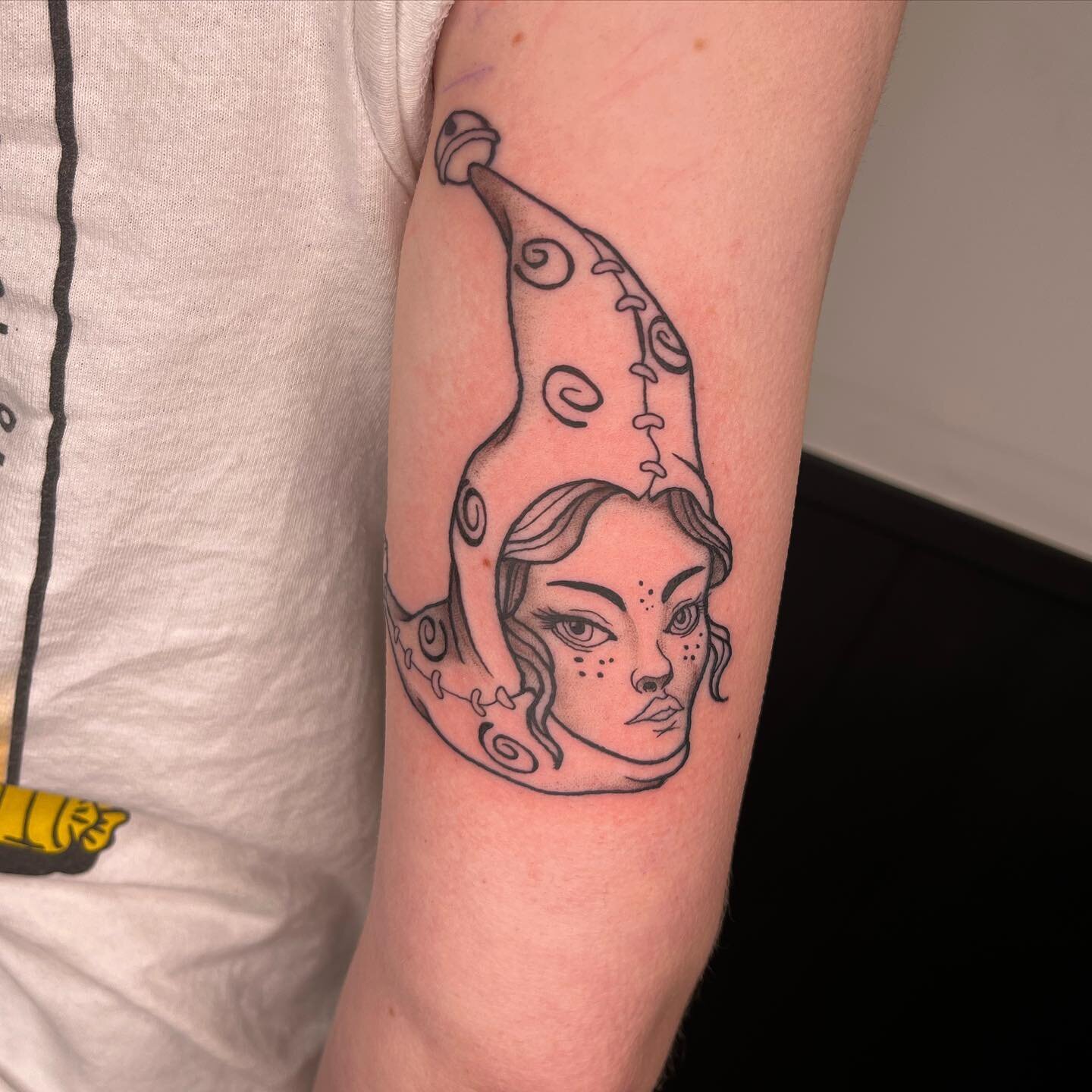 Moon jester done for Phoebe from my flash. Thanks for getting this design of us 🙏
.
.
For bookings DM us or at fallingswordtattoos@outlook.com